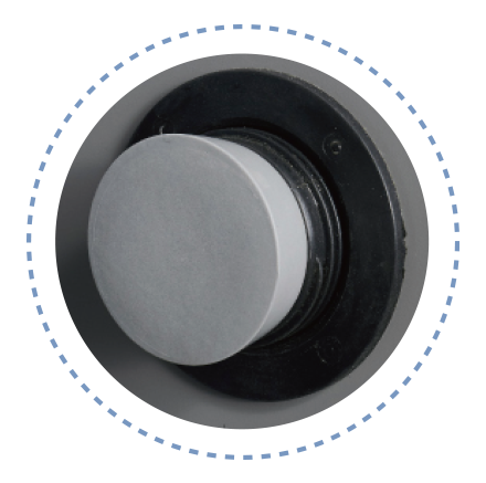 Dos puertos para cables (Ø100 mm), uno a cada lado, provistos de tapones y tapas de goma blanda gris.